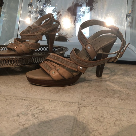 Tahari “Troy” Tan Heels - Picture 5 of 5